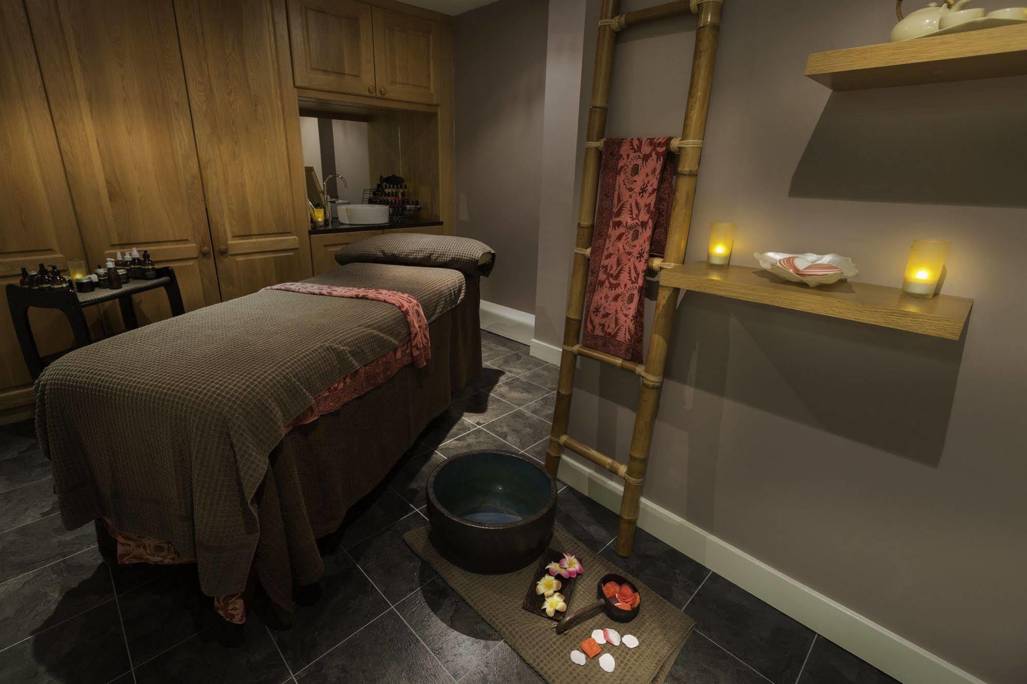 The Oxfordshire Golf & Spa Hotel Thame Esterno foto